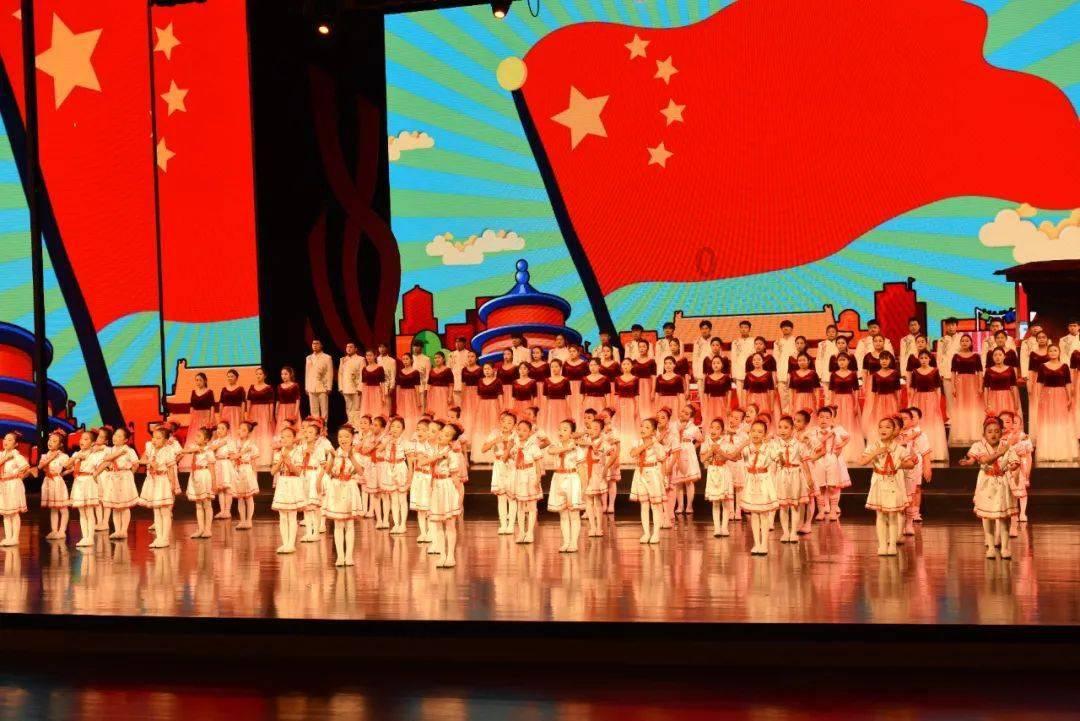 要想将白T穿出清爽自然的少年感，该如何搭配？